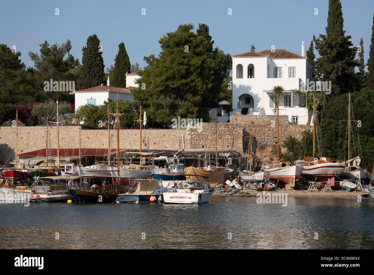 Palio Limani vecchio porto nella città di Spetses, Spetses, Isole Saroniche, Isole greche, Grecia, Europa Foto Stock