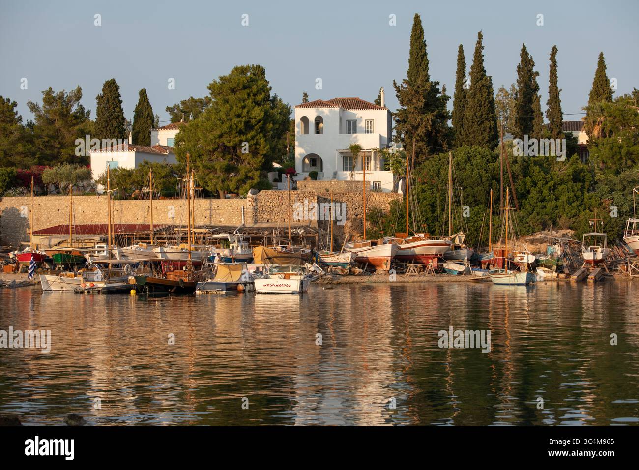 Palio Limani vecchio porto nella città di Spetses, Spetses, Isole Saroniche, Isole greche, Grecia, Europa Foto Stock