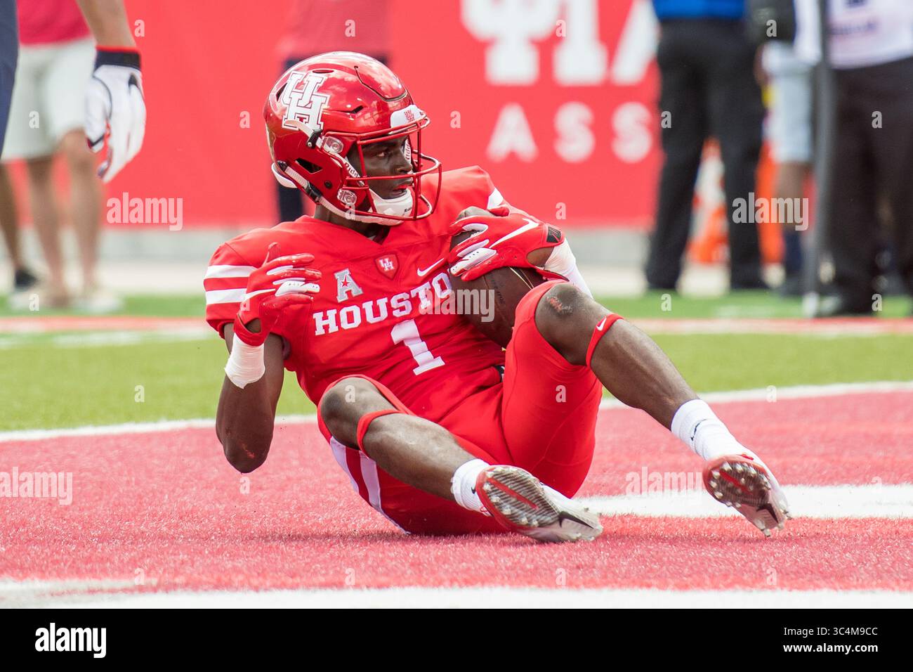 8 settembre 2018: Il quarterback degli Houston Cougars Bryson Smith (1) segna un touchdown durante il secondo quarto di una partita di football NCAA tra gli Arizona Wildcats e gli Houston Cougars al TDECU Stadium di Houston, Texas. Houston ha vinto la partita 45 a 18...Trask Smith/CSM(Credit Image: &Copy; Trask Smith/CSM via ZUMA Wire) Foto Stock