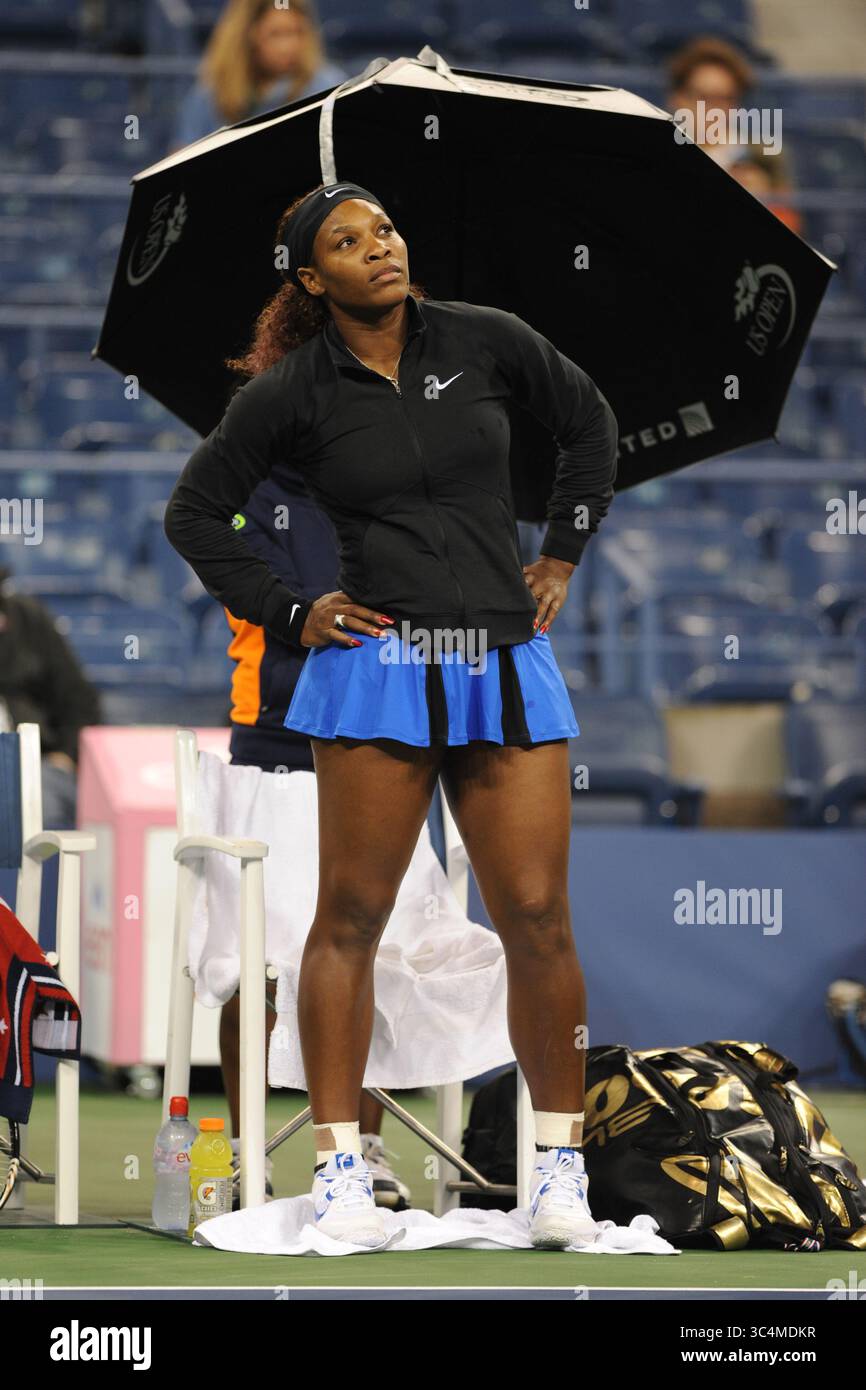 7 settembre 2011 - Queens, New York, Stati Uniti d'America - FLUSHING NY- 7 SETTEMBRE: Serena Williams degli Stati Uniti aspetta in un ritardo di pioggia contro Anastasia Pavlyuchenkova dalla Russia durante il loro quarto di finale femminile 2011 US Open match all'USTA Billie Jean King National Tennis Center di New York il 7 settembre 2011 a Flushing Queens...People: Serena Williams. (Immagine di credito: © SMG via ZUMA Wire) Foto Stock