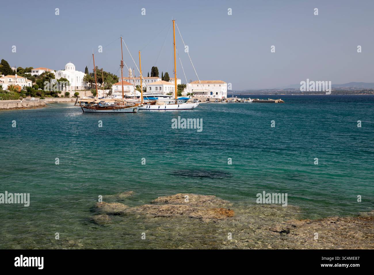 Palio Limani vecchio porto nella città di Spetses, Spetses, Isole Saroniche, Isole greche, Grecia, Europa Foto Stock