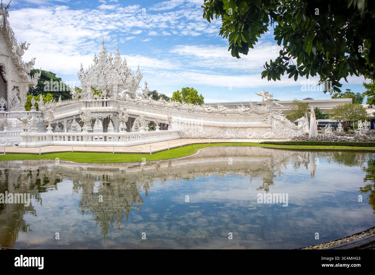 Vista della facciata laterale del ponte d'ingresso al tempio Wat Rong Khun o al Tempio bianco di Chiang Rai, Thailandia, senza persone Foto Stock