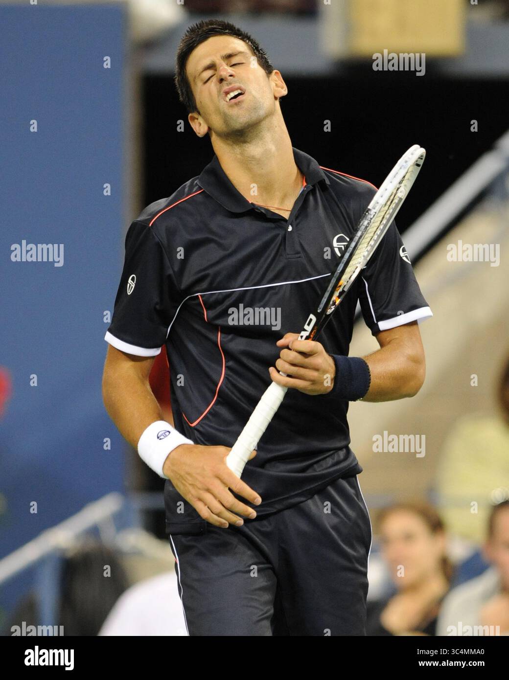 10 settembre 2011 - Queens, New York, Stati Uniti d'America - FLUSHING, NY - 01 SETTEMBRE: Novak Djokovic della Serbia torna un tiro contro Carlos Berlocq dell'Argentina durante il quarto giorno degli US Open 2011 all'USTA Billie Jean King National Tennis Center il 1 settembre 2011 nel quartiere Flushing del Queens borough di New York City... persone: Novak Djokovic. (Immagine di credito: © SMG via ZUMA Wire) Foto Stock