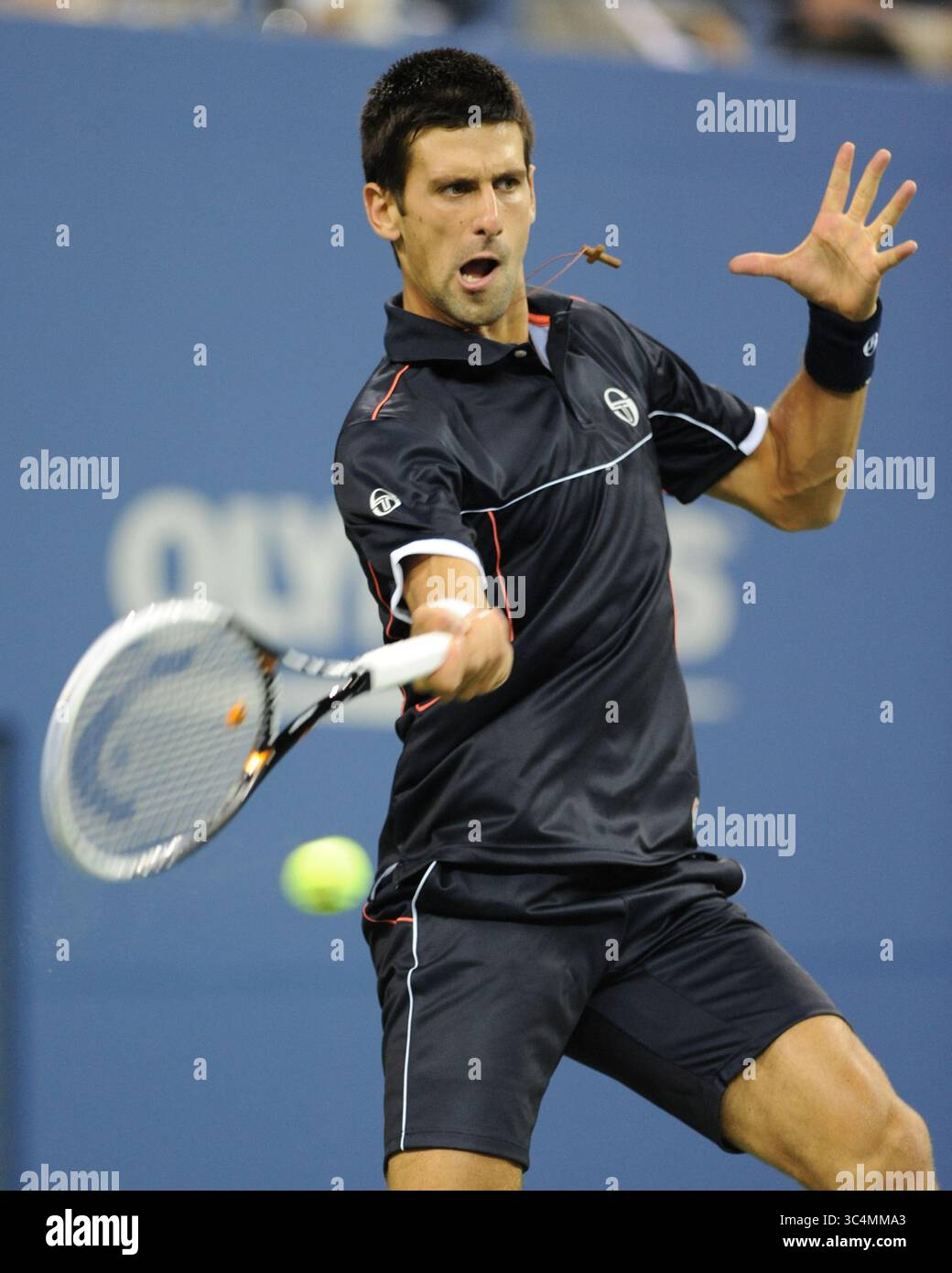 10 settembre 2011 - Queens, New York, Stati Uniti d'America - FLUSHING, NY - 01 SETTEMBRE: Novak Djokovic della Serbia torna un tiro contro Carlos Berlocq dell'Argentina durante il quarto giorno degli US Open 2011 all'USTA Billie Jean King National Tennis Center il 1 settembre 2011 nel quartiere Flushing del Queens borough di New York City... persone: Novak Djokovic. (Immagine di credito: © SMG via ZUMA Wire) Foto Stock