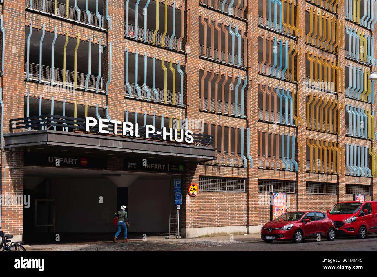 Malmö, Svezia, 18 aprile 2024. Il garage P-Hus dispone di pinne verticali colorate e mattoni, situato vicino alla chiesa di San Giovanni, nel centro della città Foto Stock