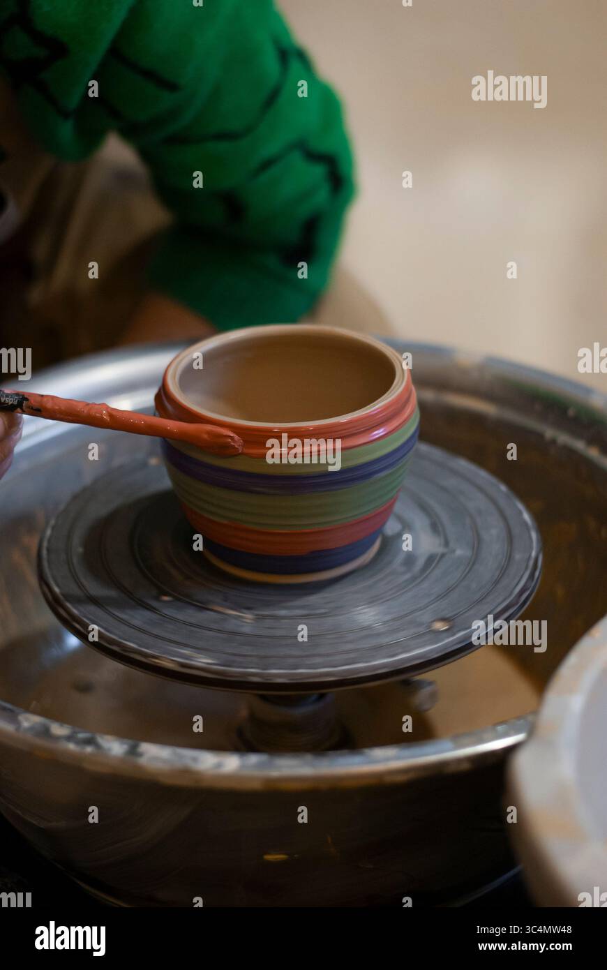 Processo creativo di decorazione di ceramiche Foto Stock