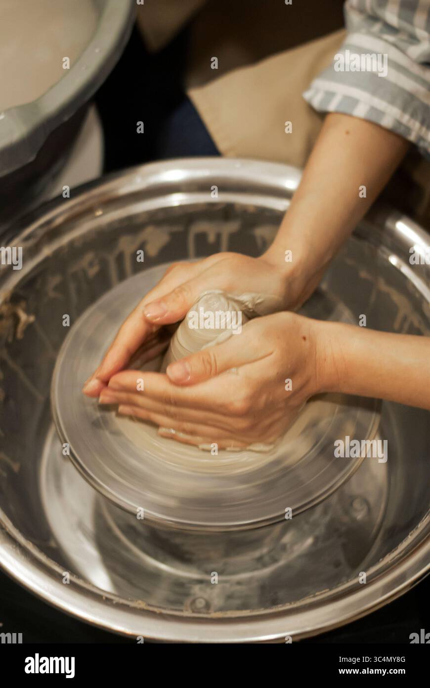 Primo piano della ruota in ceramica con argilla modellante Foto Stock