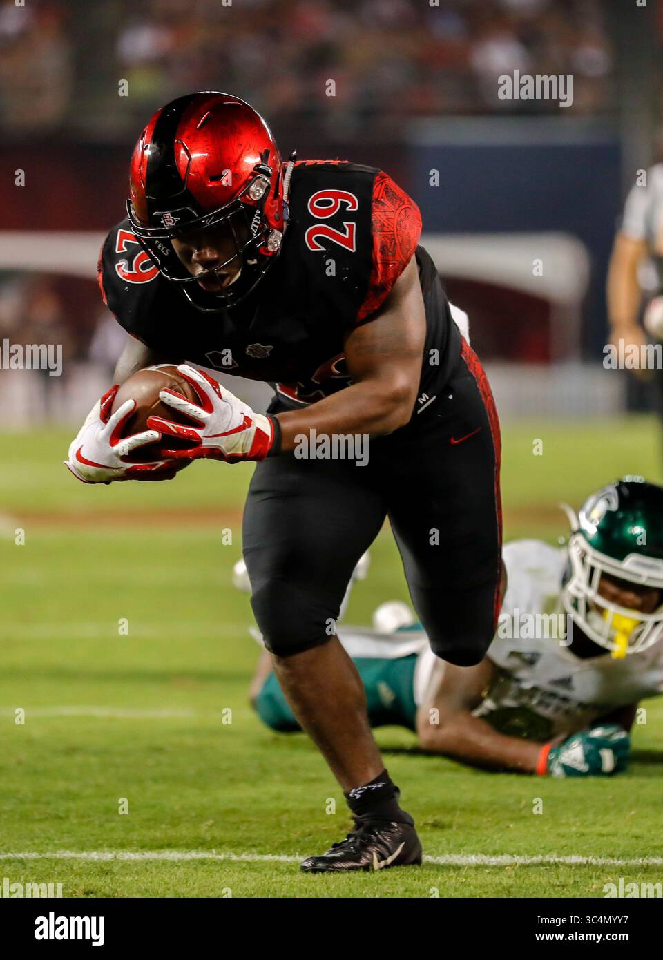 Settembre 8,2018: Il running back dei San Diego State Aztecs Juwan Washington (29) corre 4 yard per il touchdown nel quarto periodo contro i Sacramento State Hornets allo SDCCU Stadium di San Diego, California. Michael Cazares/Cal Sport Media.(immagine di credito: &Copy; Michael Cazares/CSM tramite cavo ZUMA) Foto Stock
