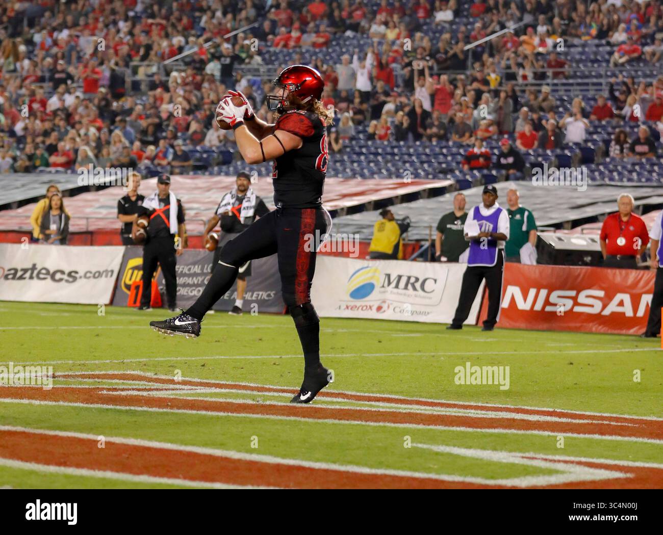 Settembre 8,2018: Il tight end dei San Diego State Aztecs Parker Houston (82) completa il passaggio per la conversione da 2 punti contro i Sacramento State Hornets allo SDCCU Stadium di San Diego, California. Michael Cazares/Cal Sport Media.(immagine di credito: &Copy; Michael Cazares/CSM tramite cavo ZUMA) Foto Stock