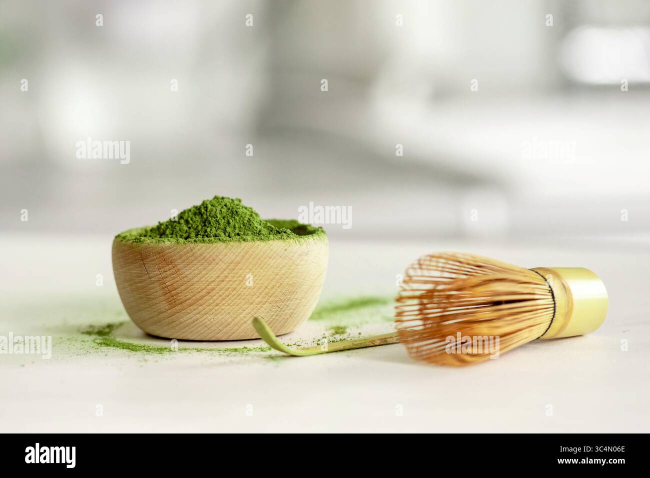 Tè Matcha e accessori per il caffè sul tavolo Foto Stock