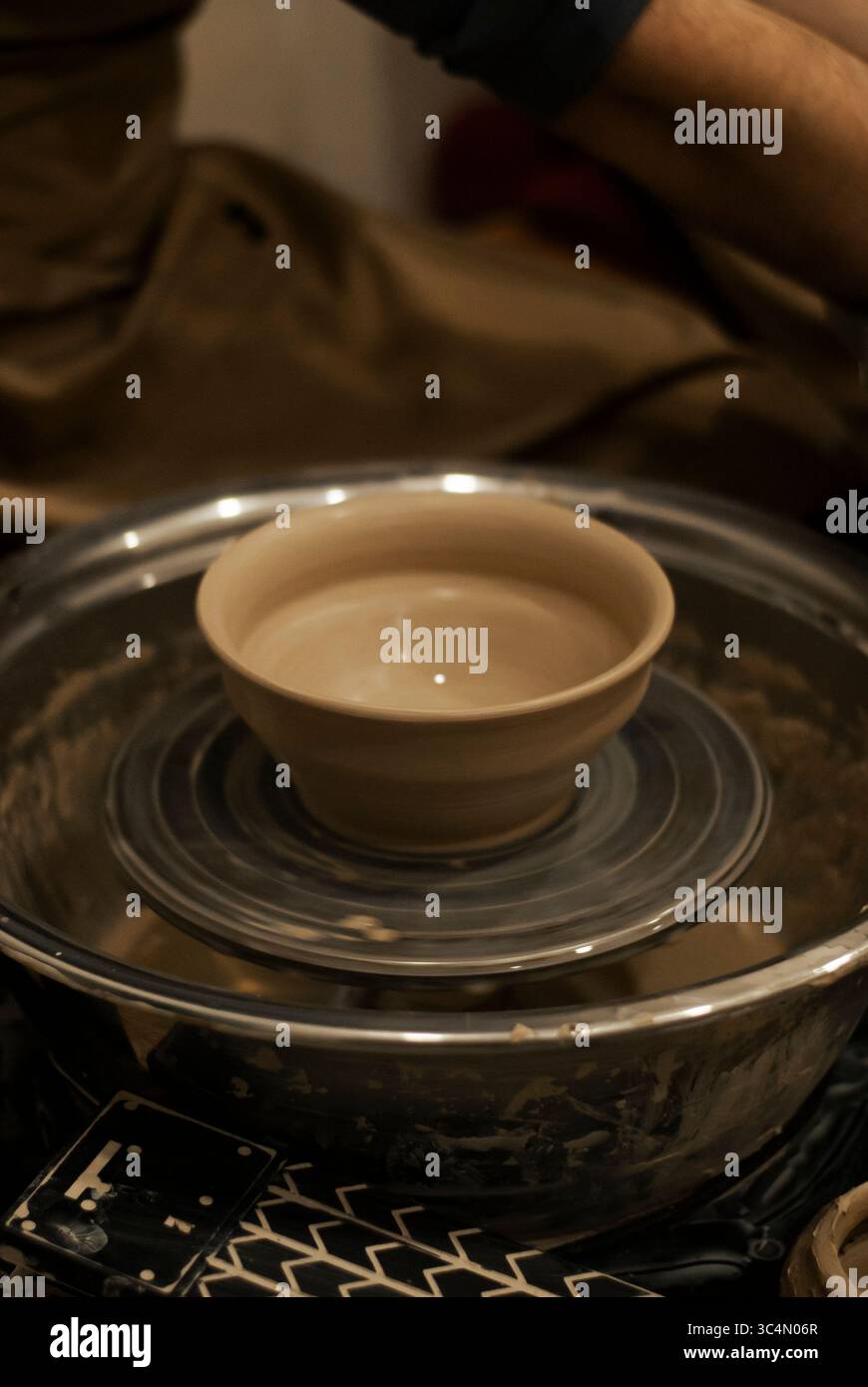 Vaso di argilla che si forma su una ruota di ceramica Foto Stock