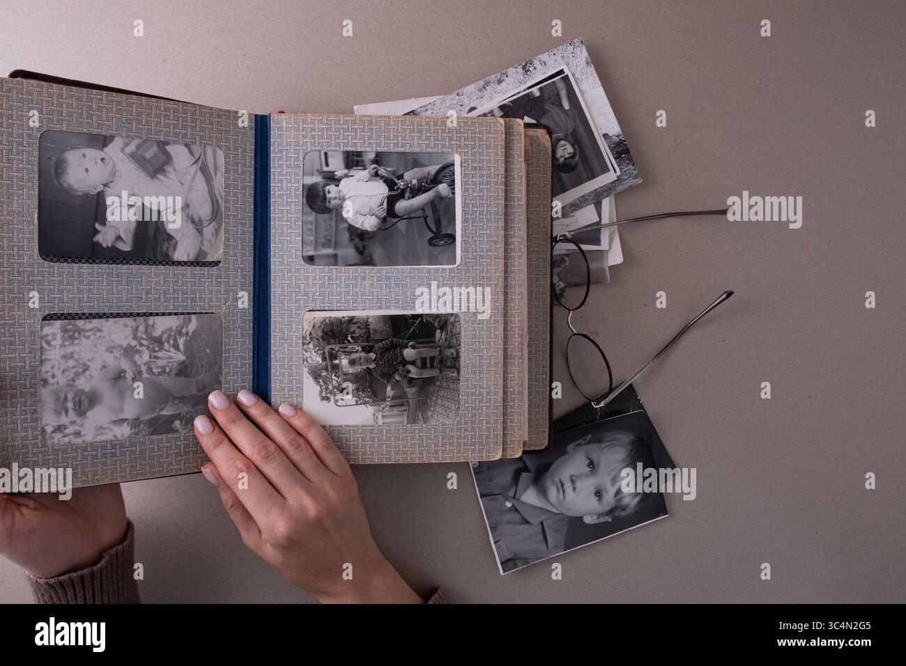 BAKU, AZERBAIGIAN - 18 giugno 2024. Stampe di foto vintage vintage antiche in bianco e nero retrò. Ricordi e nostalgia Foto Stock