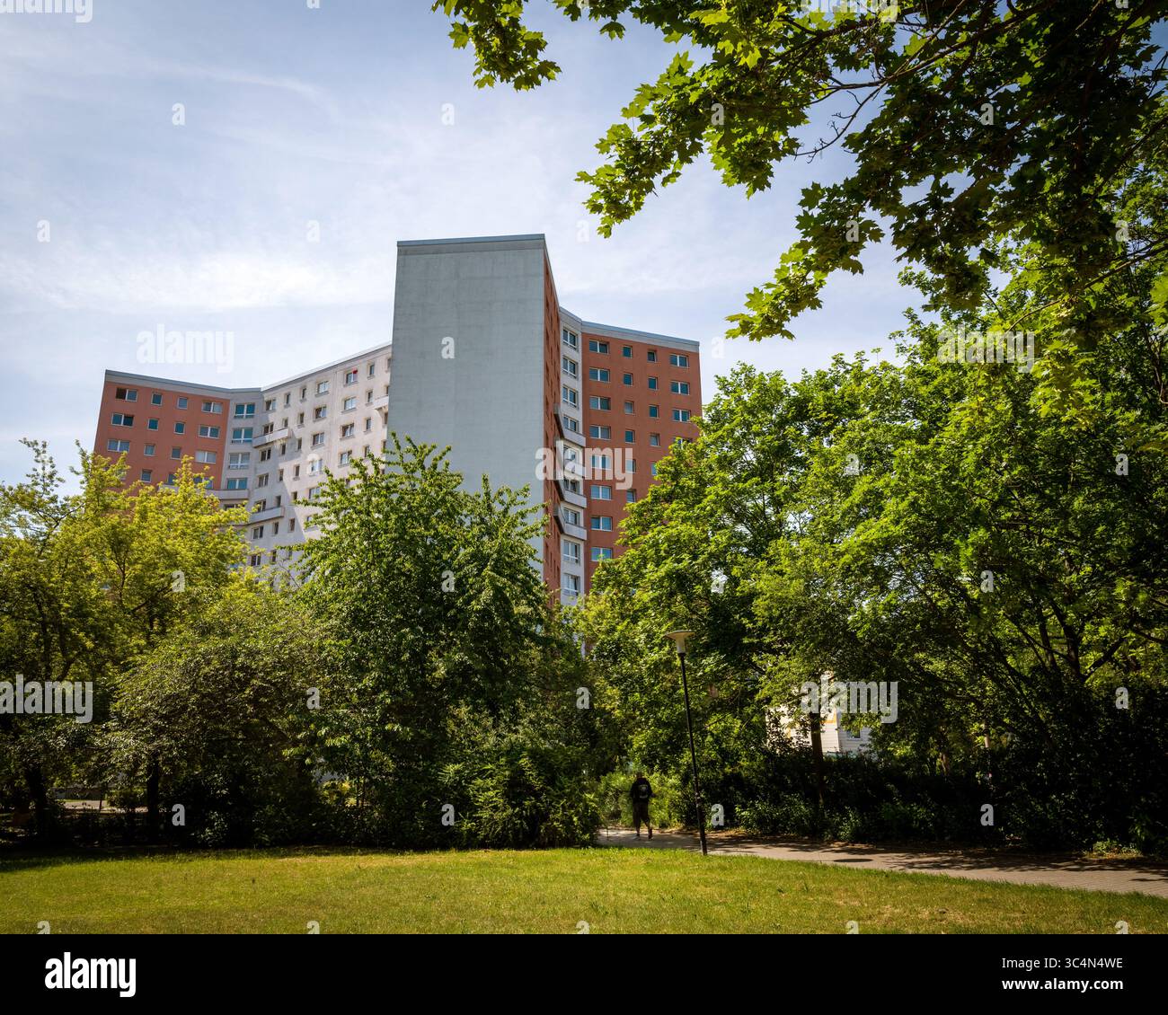 Appartamenti del tipo Y plattenbau costruiti per 'lavoratori' nella DDR di Halle Neustadt, Sassonia-Anhalt, Germania. Foto Stock