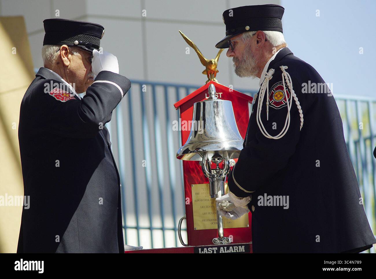 11 settembre 2018 - Albuquerque, NUOVO MESSICO, Stati Uniti - 091118 .i vigili del fuoco in pensione di Albuquerque John Serino, Left e Bill Raupfer, suonano l'"ultimo allarme" durante la cerimonia commemorativa del 9/11 tenutasi presso Civic Plaza fotografata martedì 11 settembre 2018/Adolphe Pierre-Louis/Journal (immagine di credito: © Adolphe Pierre-Louis/Albuquerque Journal via ZUMA Wire) Foto Stock