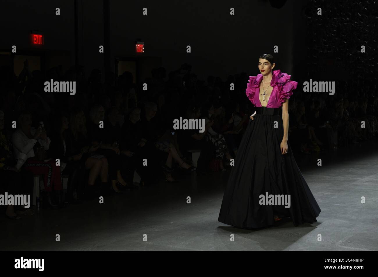 11 settembre 2018 - New York, New York, Stati Uniti - settembre 2018 - New York, New York Stati Uniti - Una modella in pista alla fiera NAEEM KHAN S/S RTW durante la New York Fashion Week 2018. (Immagine di credito (c) Theano Nikitas/ZUMA Wire/ZUMAPRESS.com (immagine di credito: © Theano Nikitas/ZUMA Wire) Foto Stock