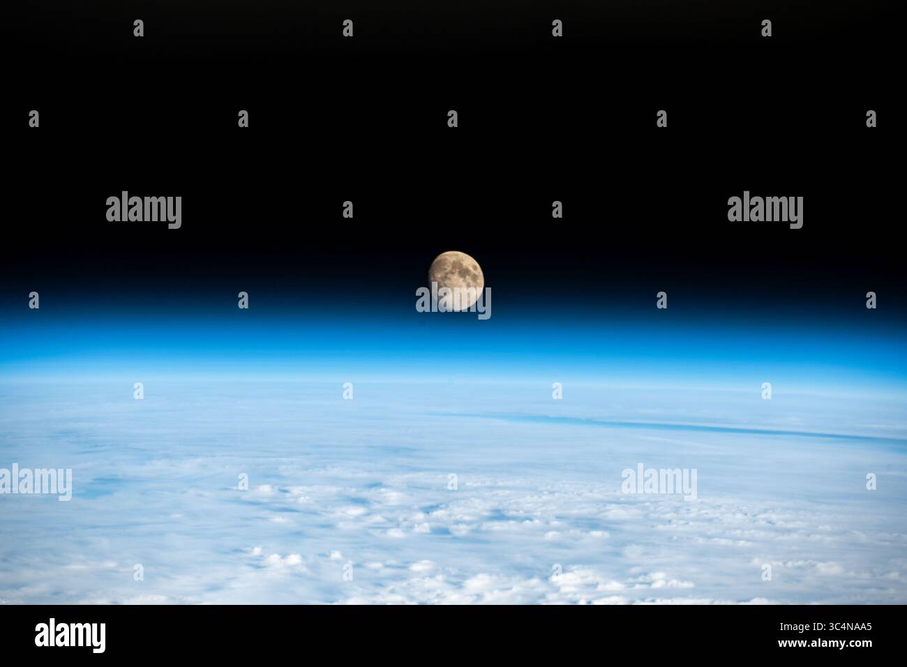 21 febbraio 2024La luna gibbosa cerata è raffigurata sopra l'orizzonte della Terra in questa foto della statio spaziale Internazionale Foto Stock