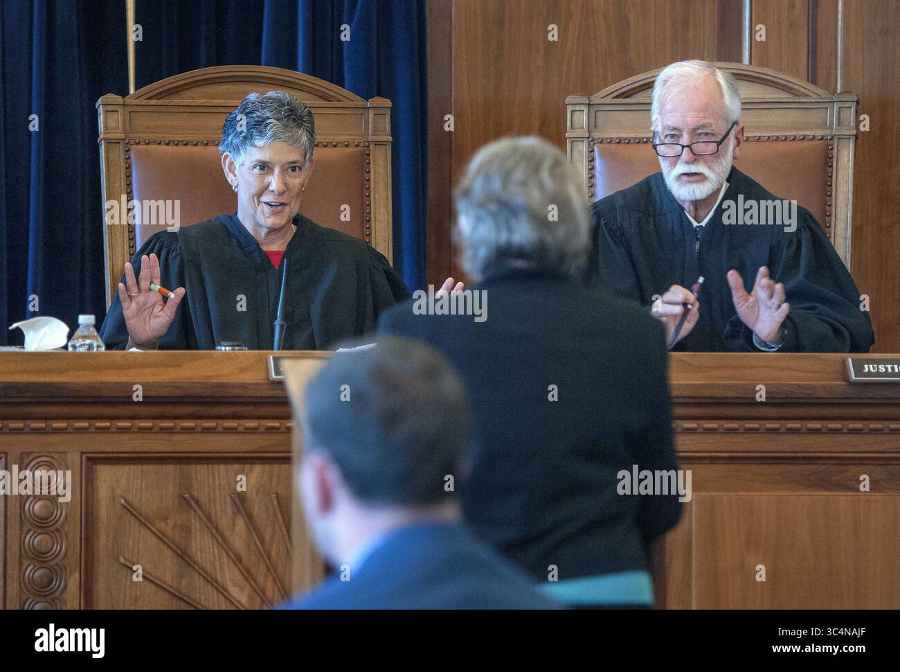 12 settembre 2018 - Stati Uniti - il giudice capo della Corte Suprema del New Mexico Judith Nakamura, a sinistra, e il giudice Charles Daniels interrogano l'avvocato Jane Yohalem, rappresentante del Segretario di Stato, durante un'udienza sul impedire al Segretario di Stato di votare direttamente il partito alle elezioni. I giudici si sono pronunciati contro il Segretario di Stato alla fine dell'audizione a Santa Fe, mercoledì 12 settembre 2018. (Immagine di credito: © Eddie Moore/Albuquerque Journal via ZUMA Wire) Foto Stock