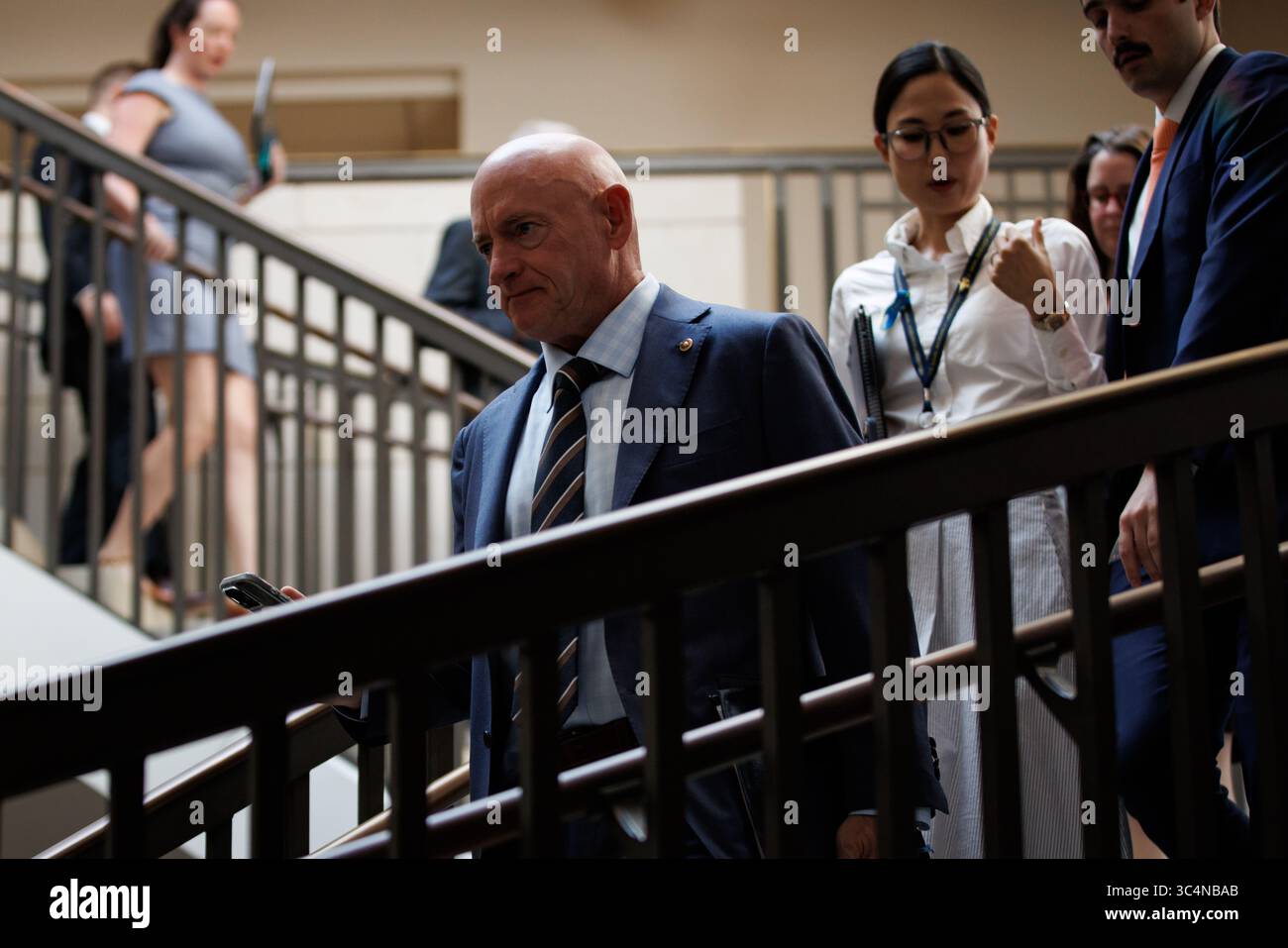 Washington, Stati Uniti. 29 luglio 2025. Il senatore degli Stati Uniti Mark Kelly (D-AZ) arriva per un briefing a porte chiuse del Comitato dei servizi armati del Senato sull'operazione Midnight Hammer il 29 luglio 2025 a Washington, DC l'operazione Midnight Hammer ha visto bombardamenti stealth B-2 statunitensi volare dagli Stati Uniti all'Iran per far cadere 14 30.000-pound bombe bunker BU-57 sulle strutture nucleari iraniane. (Foto di Samuel Corum/Sipa USA) credito: SIPA USA/Alamy Live News Foto Stock