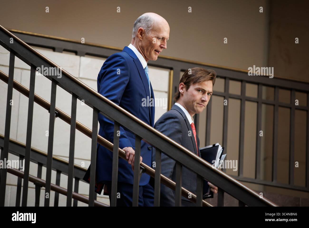 Washington, Stati Uniti. 29 luglio 2025. Il senatore degli Stati Uniti Rick Scott (R-FL) arriva per un briefing del Comitato dei servizi armati del Senato a porte chiuse sull'operazione Midnight Hammer il 29 luglio 2025 a Washington, DC l'operazione Midnight Hammer ha visto bombardamenti stealth statunitensi B-2 volare dagli Stati Uniti all'Iran per far cadere 14 30.000-pound GBU-57 bombe bunker buster su impianti nucleari iraniani. (Foto di Samuel Corum/Sipa USA) credito: SIPA USA/Alamy Live News Foto Stock