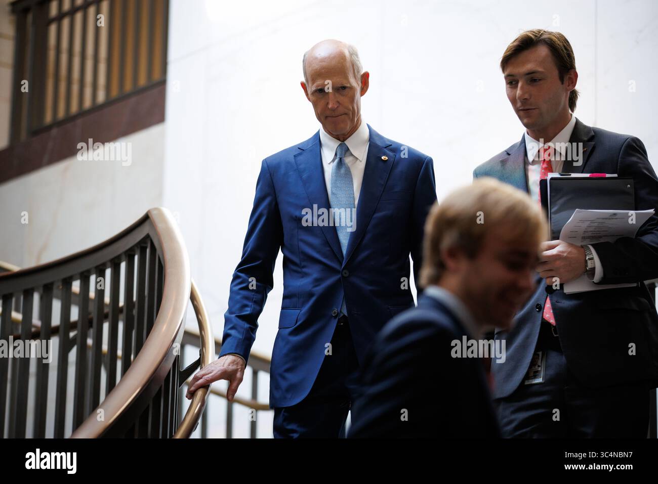 Washington, Stati Uniti. 29 luglio 2025. Il senatore degli Stati Uniti Rick Scott (R-FL) arriva per un briefing del Comitato dei servizi armati del Senato a porte chiuse sull'operazione Midnight Hammer il 29 luglio 2025 a Washington, DC l'operazione Midnight Hammer ha visto bombardamenti stealth statunitensi B-2 volare dagli Stati Uniti all'Iran per far cadere 14 30.000-pound GBU-57 bombe bunker buster su impianti nucleari iraniani. (Foto di Samuel Corum/Sipa USA) credito: SIPA USA/Alamy Live News Foto Stock