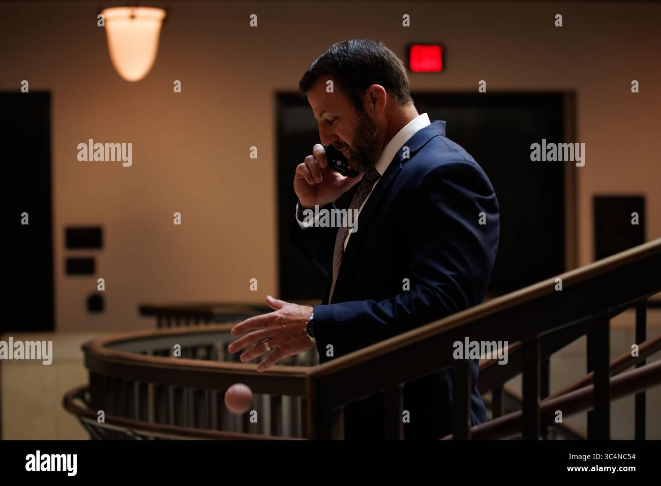 Il senatore statunitense Markwayne Mullin (R-OK) arriva per un briefing del Comitato dei servizi armati del Senato a porte chiuse sull'operazione Midnight Hammer il 29 luglio 2025 a Washington, D.C. l'operazione Midnight Hammer ha visto bombardamenti stealth statunitensi B-2 volare dagli Stati Uniti all'Iran per far cadere 14 30.000-pound bombe bunker BU-57 sulle strutture nucleari iraniane. (Foto di Samuel Corum/Sipa USA) Foto Stock