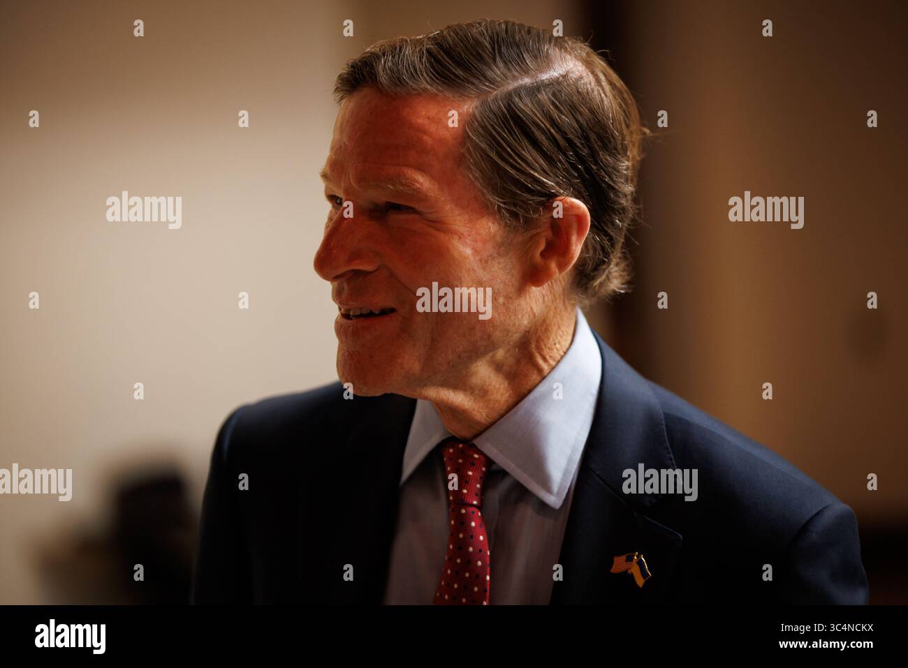 Il senatore statunitense Richard Blumenthal (D-CT) arriva per un briefing del Comitato dei servizi armati del Senato a porte chiuse sull'operazione Midnight Hammer il 29 luglio 2025 a Washington, D.C. l'operazione Midnight Hammer ha visto bombardamenti stealth statunitensi B-2 volare dagli Stati Uniti all'Iran per far cadere 14 30.000-pound GBU-57 bombe bunker BU- su impianti nucleari iraniani. (Foto di Samuel Corum/Sipa USA) Foto Stock