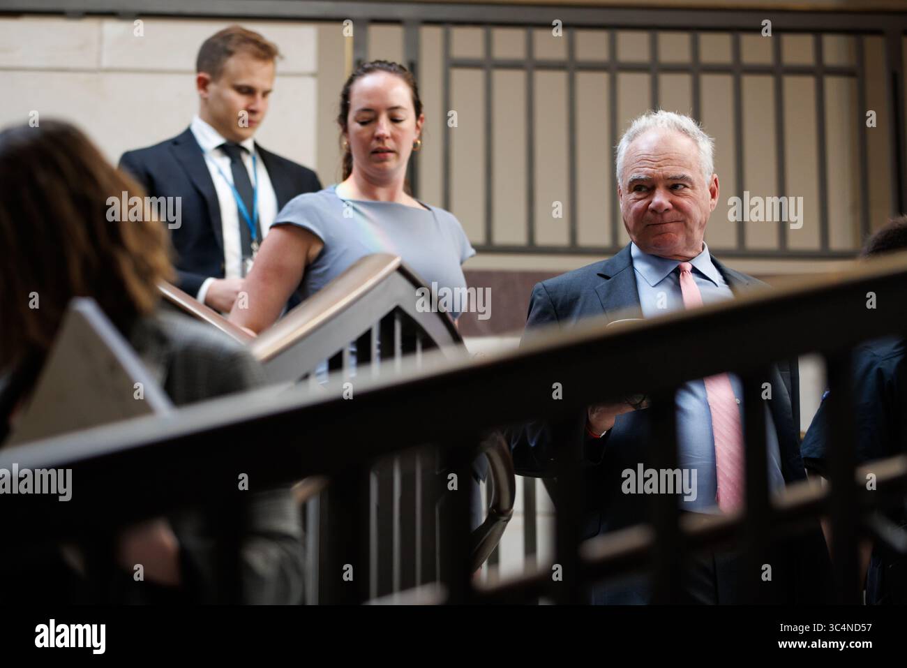 Il senatore statunitense Tim Kaine (D-va) arriva per un briefing del Comitato dei servizi armati del Senato a porte chiuse sull'operazione Midnight Hammer il 29 luglio 2025 a Washington, D.C. l'operazione Midnight Hammer ha visto i bombardieri stealth statunitensi B-2 volare dagli Stati Uniti all'Iran per far cadere 14 30.000-pound bombe bunker BU-57 sulle strutture nucleari iraniane. (Foto di Samuel Corum/Sipa USA) Foto Stock