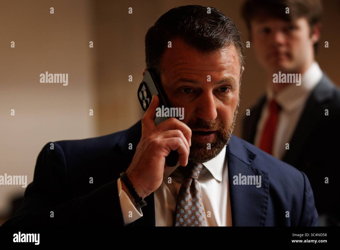 Il senatore statunitense Markwayne Mullin (R-OK) arriva per un briefing del Comitato dei servizi armati del Senato a porte chiuse sull'operazione Midnight Hammer il 29 luglio 2025 a Washington, D.C. l'operazione Midnight Hammer ha visto bombardamenti stealth statunitensi B-2 volare dagli Stati Uniti all'Iran per far cadere 14 30.000-pound bombe bunker BU-57 sulle strutture nucleari iraniane. (Foto di Samuel Corum/Sipa USA) Foto Stock