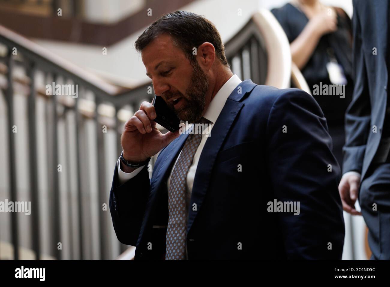 Il senatore statunitense Markwayne Mullin (R-OK) arriva per un briefing del Comitato dei servizi armati del Senato a porte chiuse sull'operazione Midnight Hammer il 29 luglio 2025 a Washington, D.C. l'operazione Midnight Hammer ha visto bombardamenti stealth statunitensi B-2 volare dagli Stati Uniti all'Iran per far cadere 14 30.000-pound bombe bunker BU-57 sulle strutture nucleari iraniane. (Foto di Samuel Corum/Sipa USA) Foto Stock
