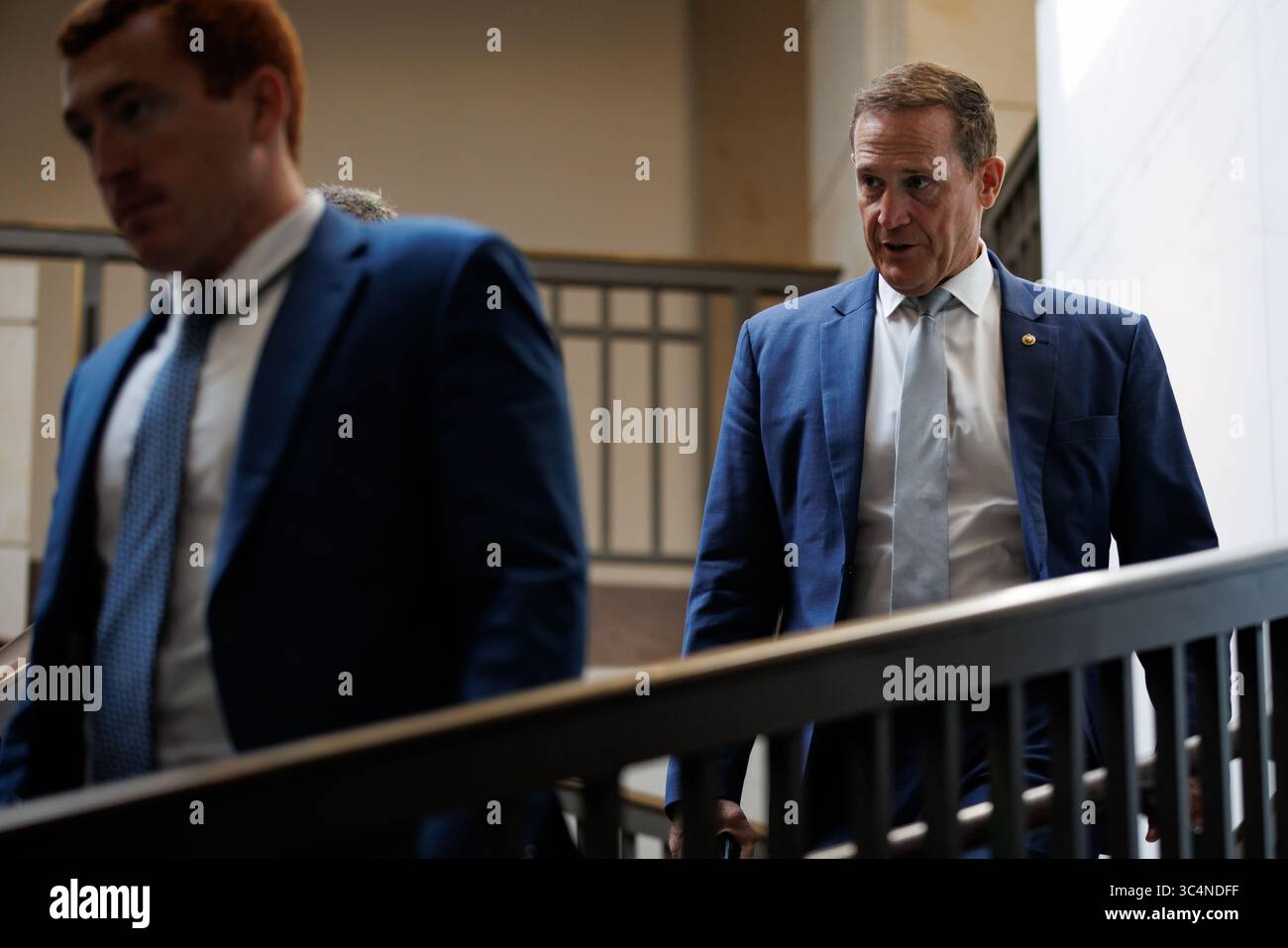 Washington, Stati Uniti. 29 luglio 2025. Il senatore degli Stati Uniti Ted Budd (R-NC) arriva per un briefing a porte chiuse del Comitato dei servizi armati del Senato sull'operazione Midnight Hammer il 29 luglio 2025 a Washington, DC l'operazione Midnight Hammer ha visto bombardamenti stealth statunitensi B-2 volare dagli Stati Uniti all'Iran per far cadere 14 30.000-pound bombe bunker BU-57 sulle strutture nucleari iraniane. (Foto di Samuel Corum/Sipa USA) credito: SIPA USA/Alamy Live News Foto Stock