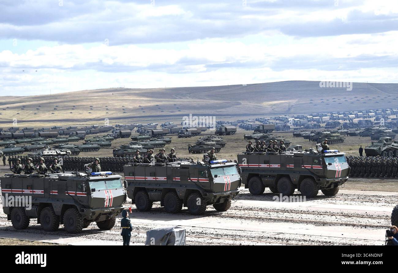 13 settembre 2018 - Chita, Siberia, Russia - i soldati multinazionali viaggiano su veicoli KAMAZ resistenti alle miniere e protetti da agguato durante una revisione delle truppe a seguito della conclusione dei massicci giochi di guerra multinazionali Vostok-2018 presso i campi di addestramento di Telemba il 13 settembre 2018 vicino a Chita nella Siberia orientale, Russia. (Immagine di credito: © Alexei Nikolsky via ZUMA Wire) Foto Stock