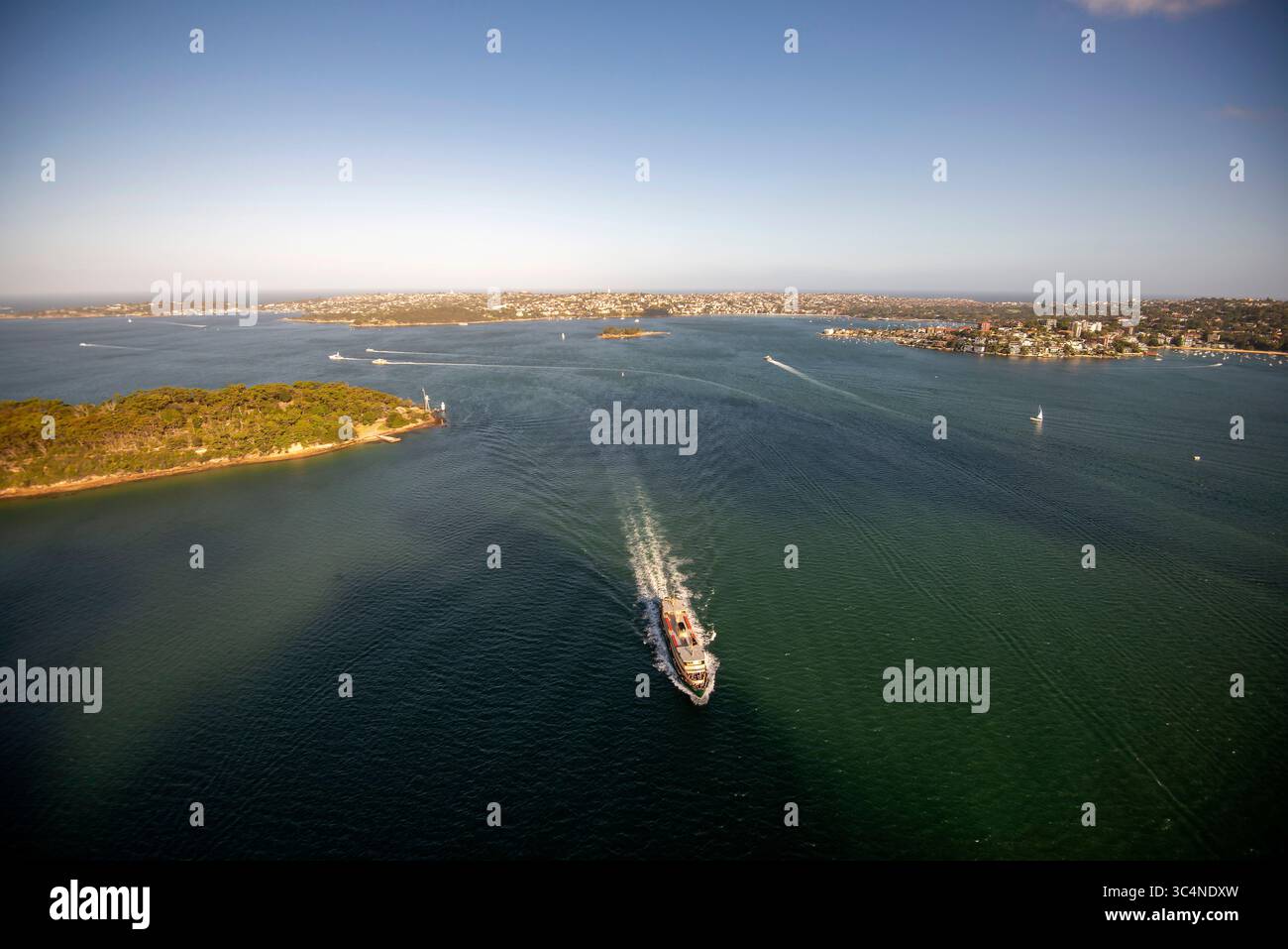 Ripresa aerea di un traghetto nel porto di Sydney Foto Stock