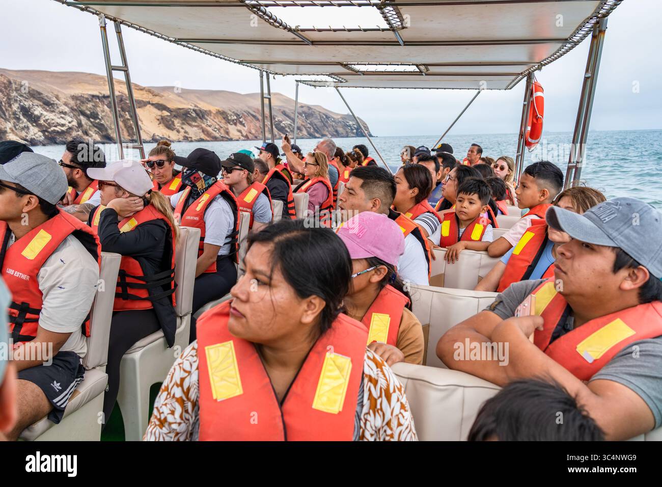 Paracas, Perù - 14 marzo 2025: Gruppo di turisti in un tour guidato in barca alle Isole Ballestas, Paracas Foto Stock