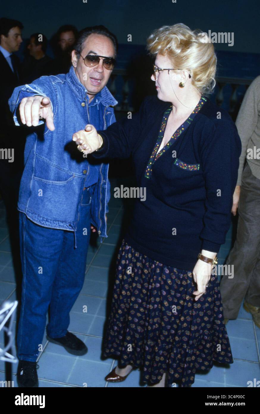 1988 Archivio storico Olycom/Lapresse Gianni Boncompagni, all'anagrafe Giandomenico Boncompagni (Arezzo, 13 maggio 1932 - Roma, 16 aprile 2017), è stato un conduttore radiofonico, paroliere, autore televisivo, compositore e regista televisivo italiano. Nella foto: Gianni Boncompagni con Katia Ricciarelli nella foto: Gianni Boncompagni con Katia Ricciarelli credito: LaPresse/Alamy Live News Foto Stock