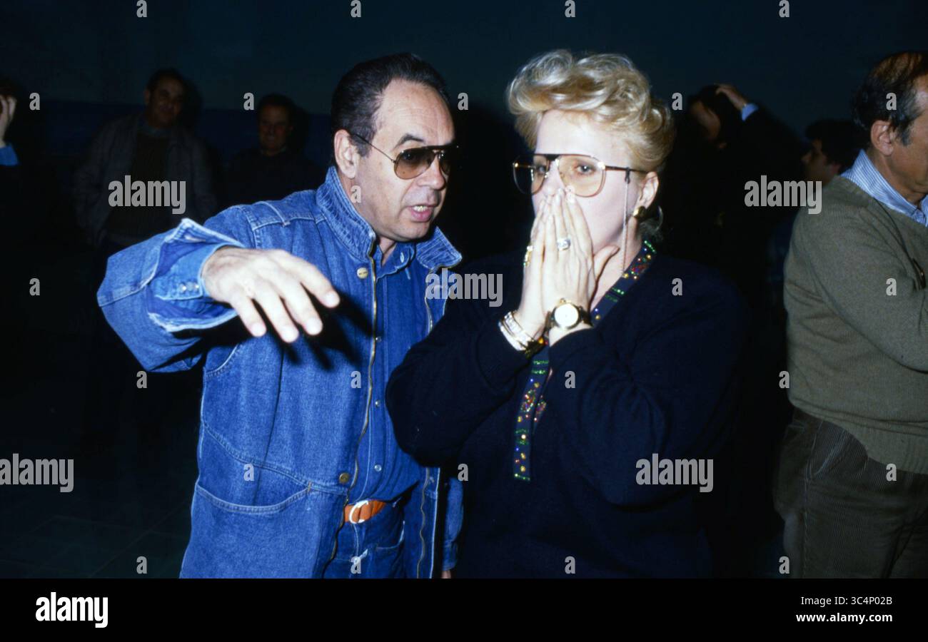 1988 Archivio storico Olycom/Lapresse Gianni Boncompagni, all'anagrafe Giandomenico Boncompagni (Arezzo, 13 maggio 1932 - Roma, 16 aprile 2017), è stato un conduttore radiofonico, paroliere, autore televisivo, compositore e regista televisivo italiano. Nella foto: Gianni Boncompagni con Katia Ricciarelli nella foto: Gianni Boncompagni con Katia Ricciarelli credito: LaPresse/Alamy Live News Foto Stock