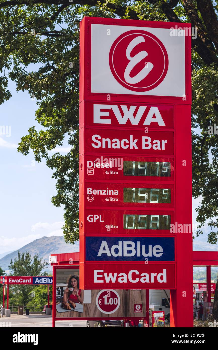 EWA prezzi bordo carburante lungo la strada Sora-Cassino vicino Atina città nella regione Lazio italiana Foto Stock