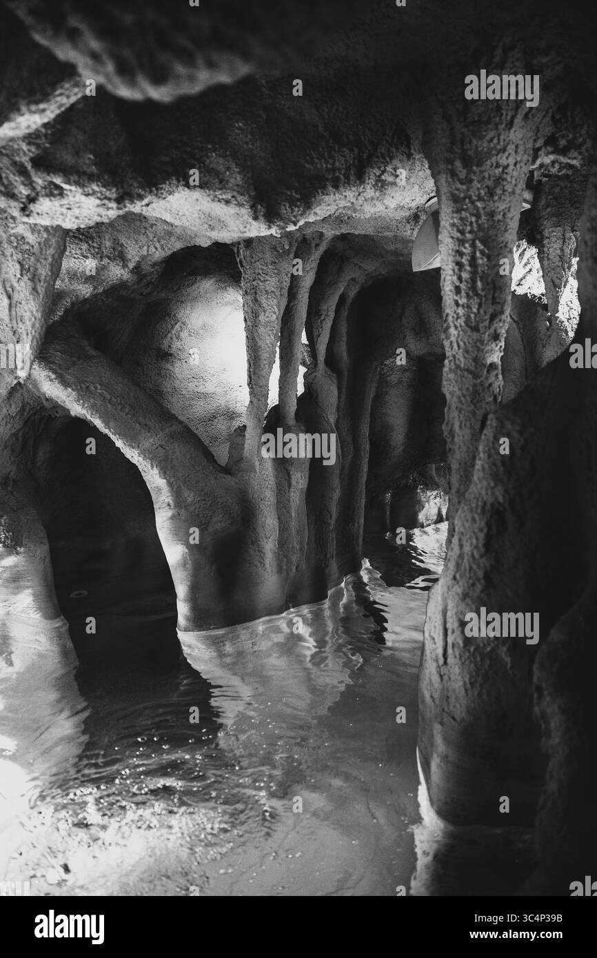 Lussemburgo. Foto in bianco e nero di una grotta in cui è stata creata una piscina. Foto Stock