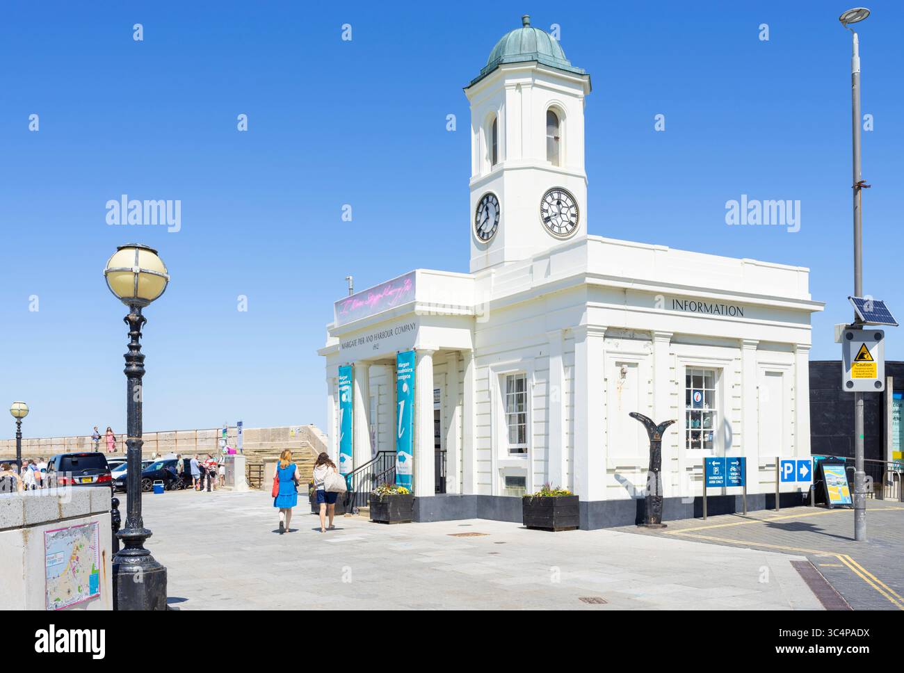 Thanet Visitor Information Centre, negozio e servizio bagagli a sinistra The Droit House Stone Pier Margate Kent Inghilterra Regno Unito GB Europa Foto Stock