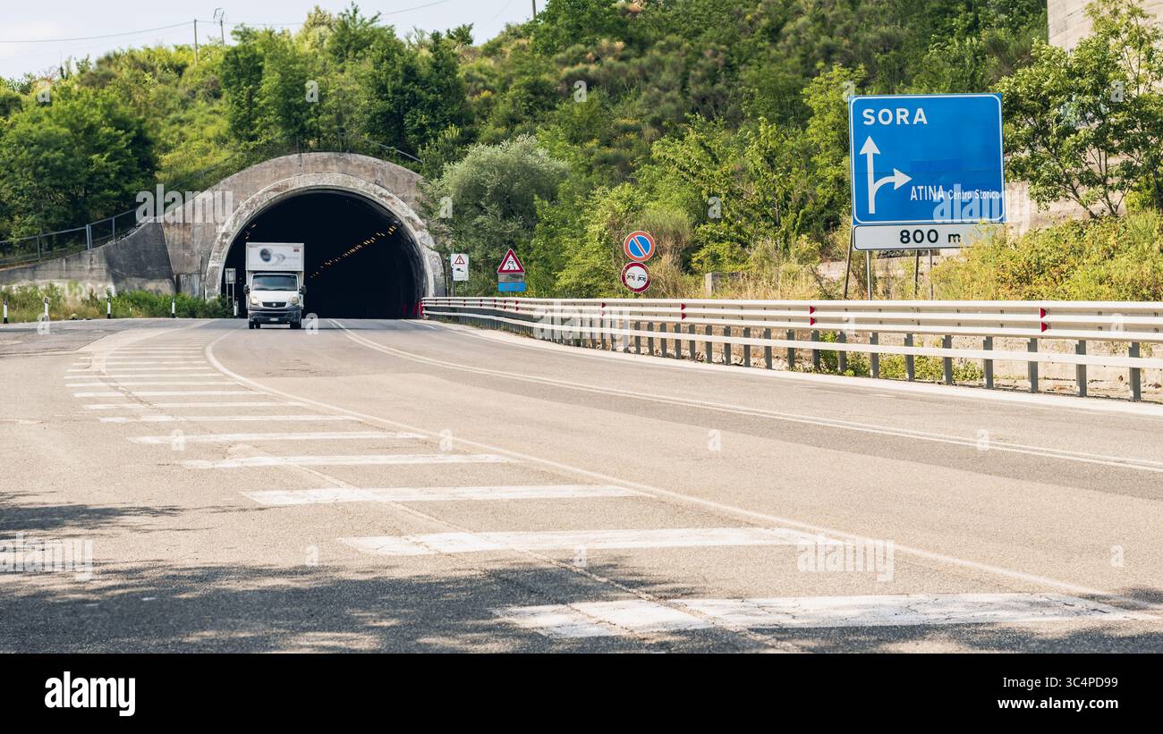 Strada a tunnel lungo la strada Sora-Cassino nei pressi della città di Atina nel Lazio italiano Foto Stock