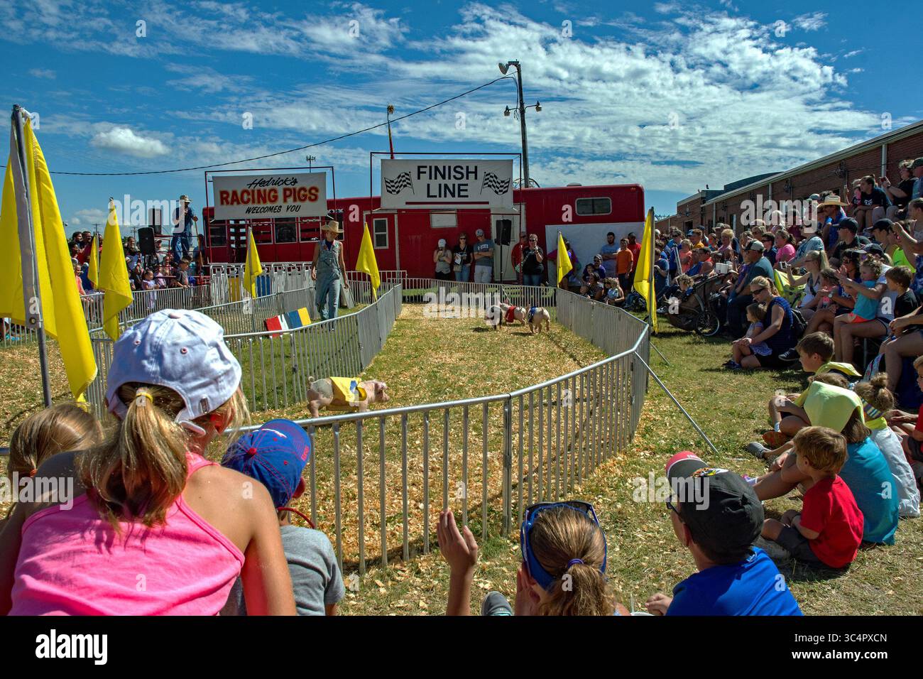 15 settembre 2018 - Hutchinson, Kansas, Stati Uniti - Hutchinson Kansas, Stati Uniti, 15 settembre 2018.la folla assiste alle corse di maiali che si tengono ogni anno alla fiera statale. (Immagine di credito: © Mark Reinstein/ZUMA Wire) Foto Stock