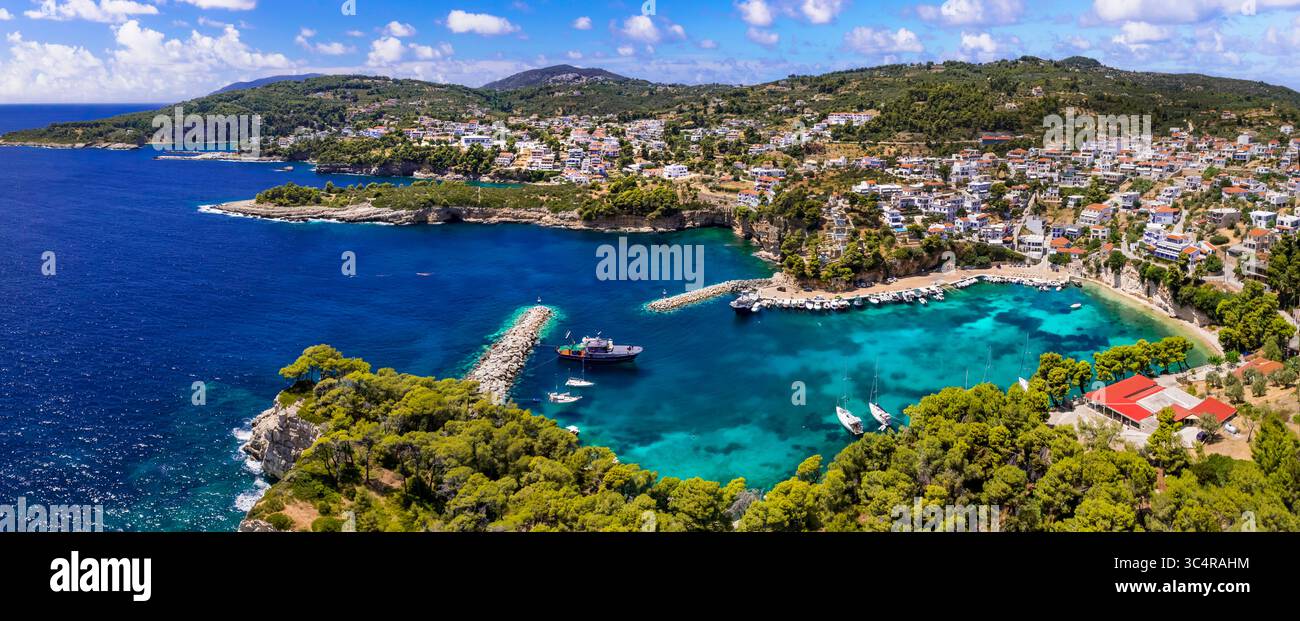 Idilliache isole greche - Alonissos, Sporadi. Affascinante villaggio di Votsi con una splendida baia e spiaggia popolare meta per le barche a vela. La Grecia viaggia Foto Stock