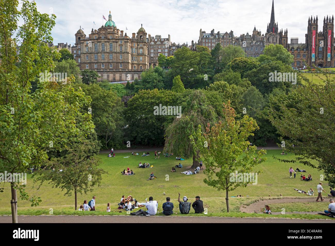 Centro di Edimburgo, Scozia, Regno Unito. 29 luglio 2025. Nuvoloso luminoso con una temperatura di 20 gradi centigradi per i visitatori intorno ai monumenti della città pochi giorni prima dell'inizio del Festival Fringe di Edimburgo. Nella foto: Le persone si rilassano nei giardini di East Princes Street. Credito: Scottishcreative/alamy live news. Foto Stock