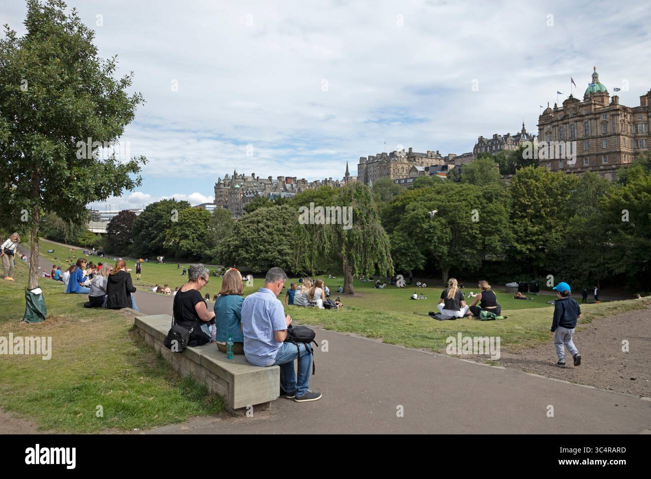 Centro di Edimburgo, Scozia, Regno Unito. 29 luglio 2025. Nuvoloso luminoso con una temperatura di 20 gradi centigradi per i visitatori intorno ai monumenti della città pochi giorni prima dell'inizio del Festival Fringe di Edimburgo. Nella foto: Le persone si rilassano nei giardini di East Princes Street. Credito: Scottishcreative/alamy live news. Foto Stock