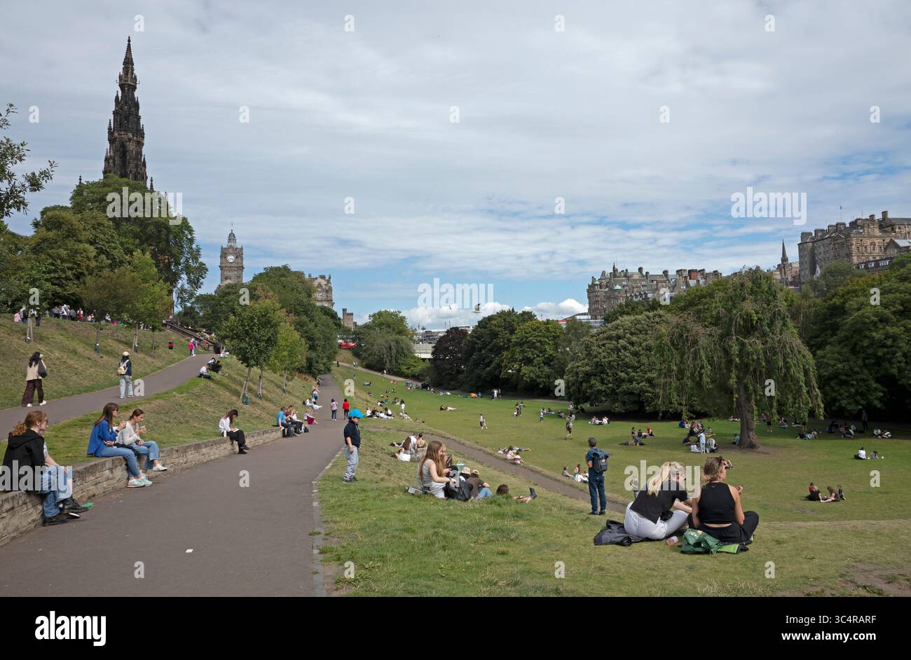Centro di Edimburgo, Scozia, Regno Unito. 29 luglio 2025. Nuvoloso luminoso con una temperatura di 20 gradi centigradi per i visitatori intorno ai monumenti della città pochi giorni prima dell'inizio del Festival Fringe di Edimburgo. Nella foto: Le persone si rilassano nei giardini di East Princes Street. Credito: Scottishcreative/alamy live news. Foto Stock