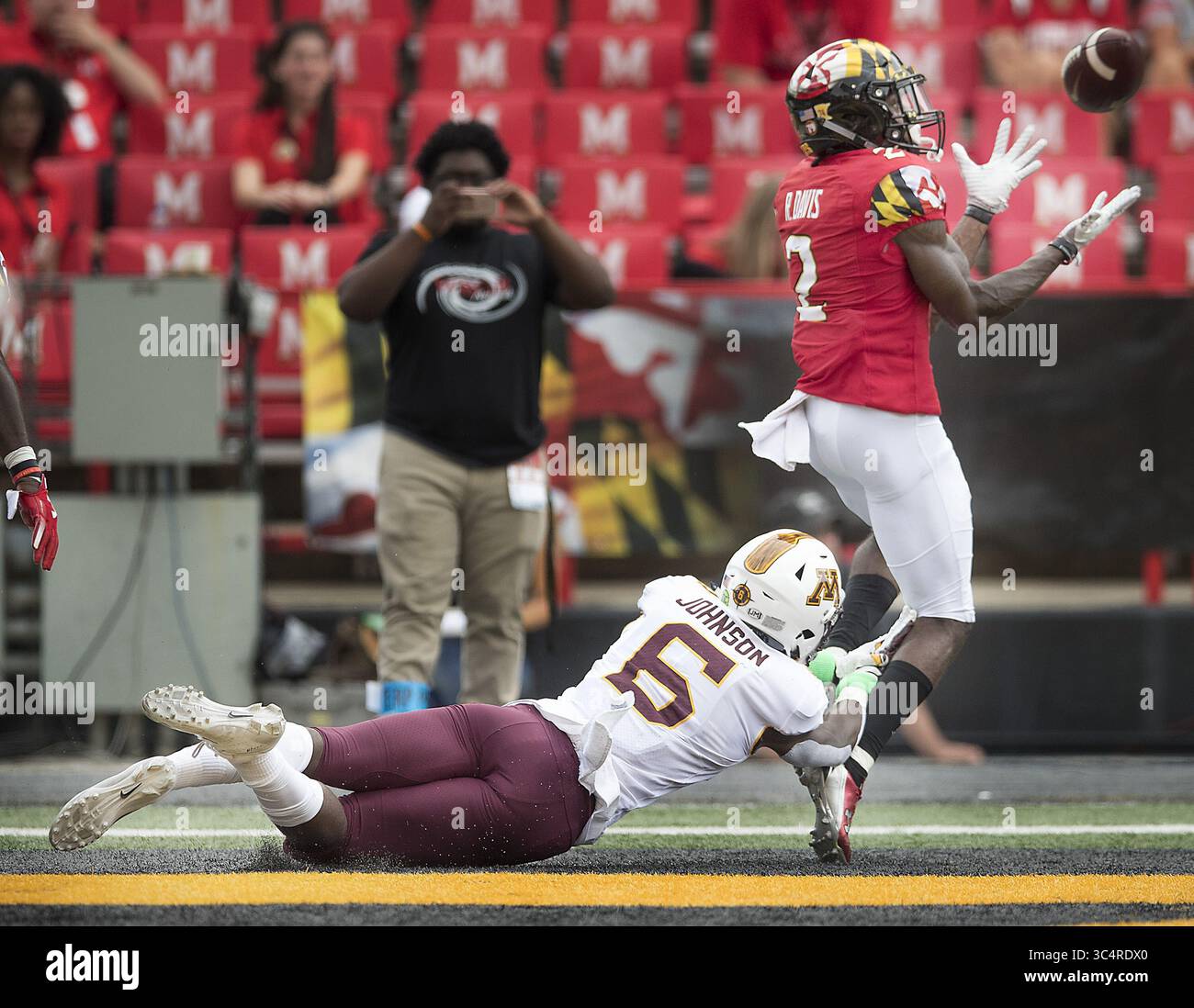 22 settembre 2018 - College Park, MD, USA - il defensive back del Maryland RaVon Davis, destro, intercetta un pallone nella end zone destinato al wide receiver del Minnesota Tyler Johnson durante il quarto quarto periodo al Capital One Field di College Park, MD Maryland ha vinto, 42-13. (Immagine di credito: © Elizabeth Flores/Minneapolis Star Tribune/TNS via cavo ZUMA) Foto Stock