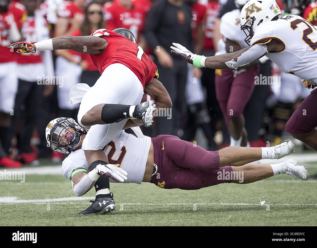 22 settembre 2018 - College Park, MD, USA - il defensive back del Minnesota Jacob Huff, Bottom, abbatte il wide receiver del Maryland DJ Turner durante il quarto quarto trimestre al Capital One Field di College Park, MD Maryland ha vinto, 42-13. (Immagine di credito: © Elizabeth Flores/Minneapolis Star Tribune/TNS via cavo ZUMA) Foto Stock