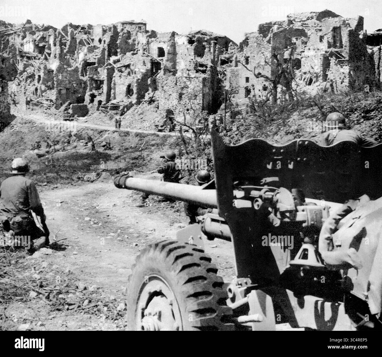 Battaglia di Monte Cassino. Soldati STATUNITENSI con un cannone anticarro M-1 da 57 mm che combattevano vicino a Monte Cassino durante l'assalto iniziale nel 1944 Foto Stock