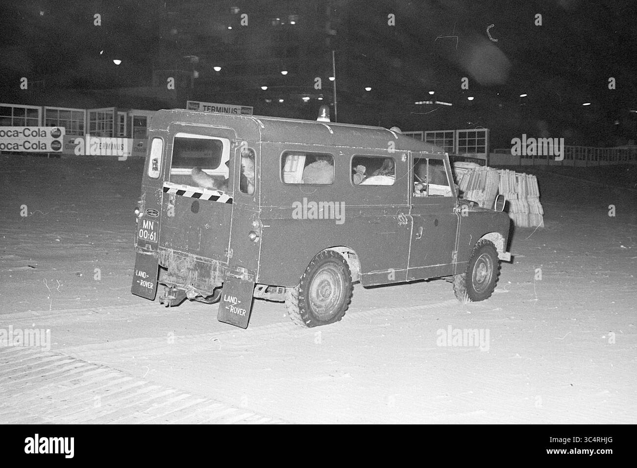 Jeep on the Beach, Zandvoort, 04-08-1973 Whizgle News, Dutch Desk, Paesi Bassi, 1950-2000 Un robusto veicolo multiuso attrezzato per le condizioni invernali, parcheggiato in un ambiente innevato. Il veicolo è caratterizzato da un design robusto, con contrassegni visibili che ne indicano lo scopo, e da un'attrezzatura per la rimozione della neve nella parte anteriore, pronta per l'azione in un paesaggio impegnativo. Foto Stock
