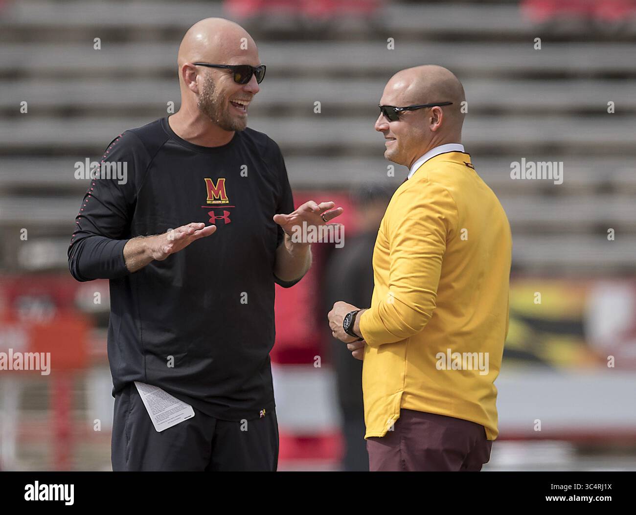 22 settembre 2018 - College Park, MD, USA - Maryland, allenatore Matt Canada, lasciato, e il capo allenatore del Minnesota P. J. Fleck chiacchierarono sul campo prima di agire al Capital One Field di College Park, MD Maryland ha vinto, 42-13. (Immagine di credito: © Elizabeth Flores/Minneapolis Star Tribune/TNS via cavo ZUMA) Foto Stock