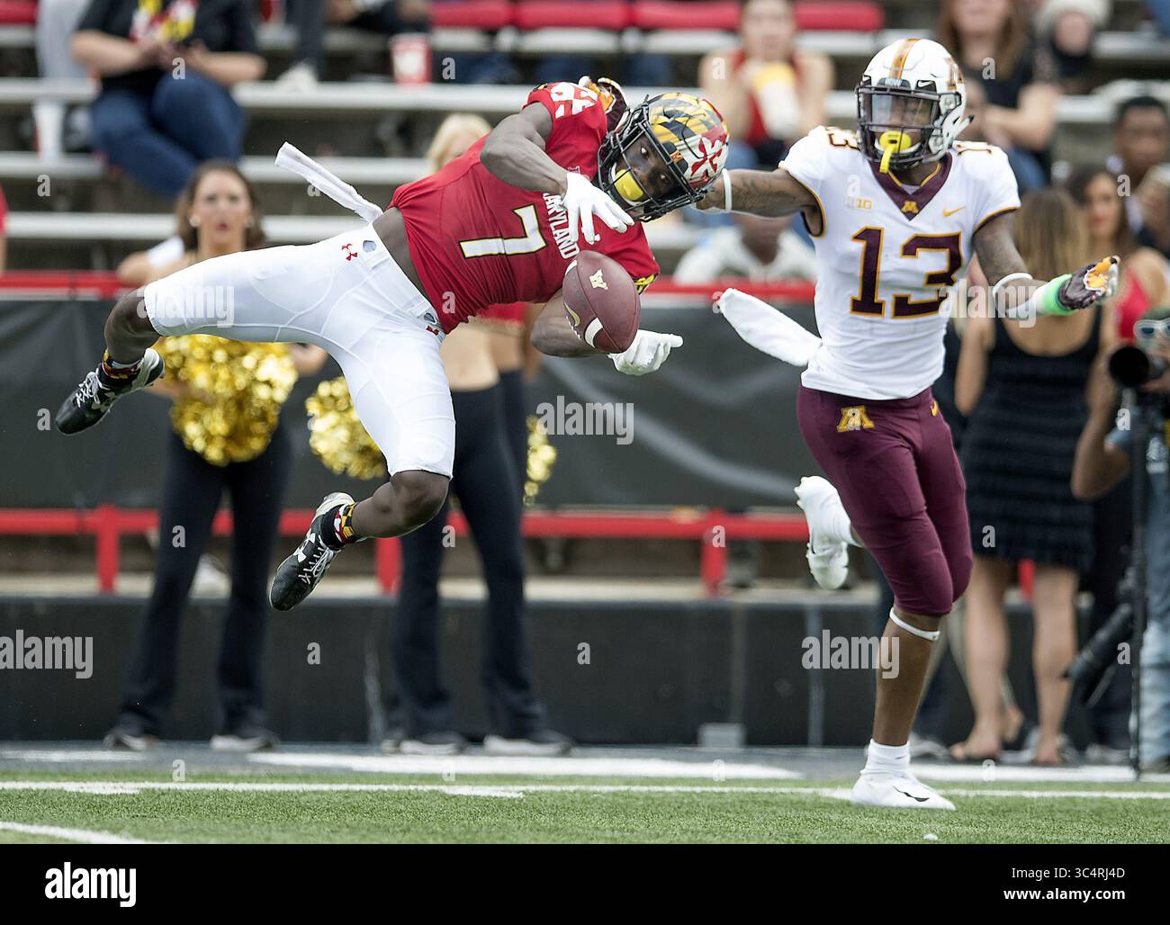22 settembre 2018 - College Park, MD, USA - il defensive back del Maryland Tino Ellis (7) abbatte un passaggio destinato al wide receiver del Minnesota Rashod Bateman (13) durante il terzo quarto al Capital One Field di College Park, MD Maryland ha vinto, 42-13. (Immagine di credito: © Elizabeth Flores/Minneapolis Star Tribune/TNS via cavo ZUMA) Foto Stock